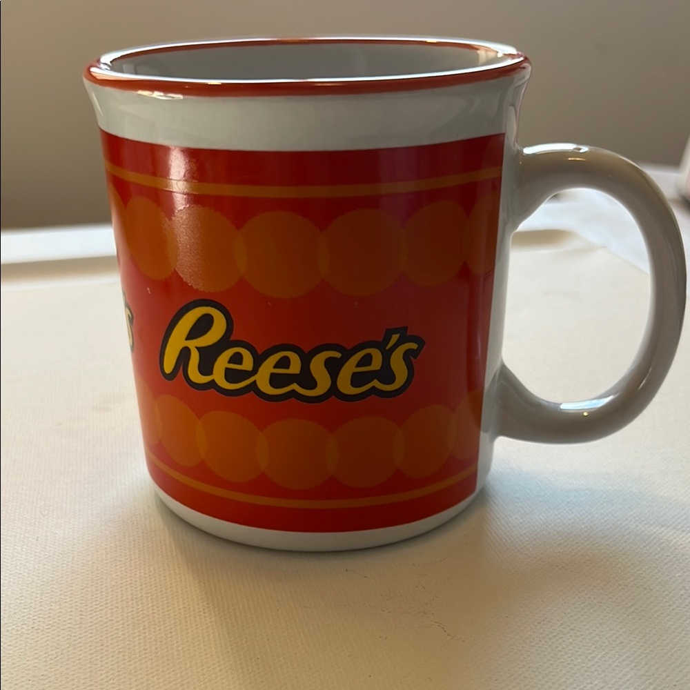 Reese’s coffee mug. Galerie mug. Dishwasher and microwave safe see photos.